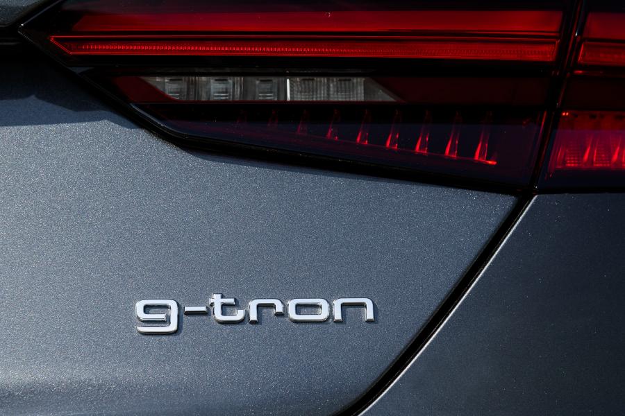 Логотип Audi A5 Sportback g-tron S-Line 2016 года  (WW) (фото 23 из 39)